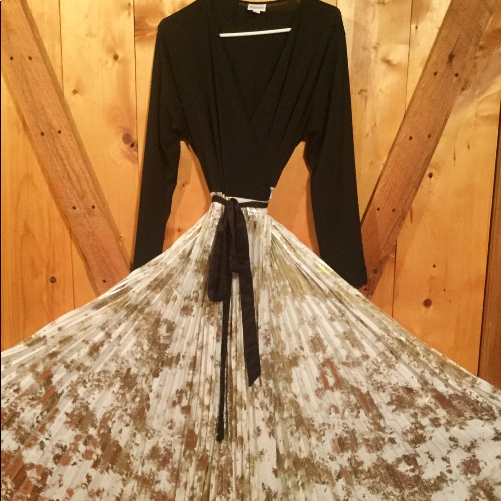 🦄 Lularoe Deanne Gold Foil Wrap Dress XL